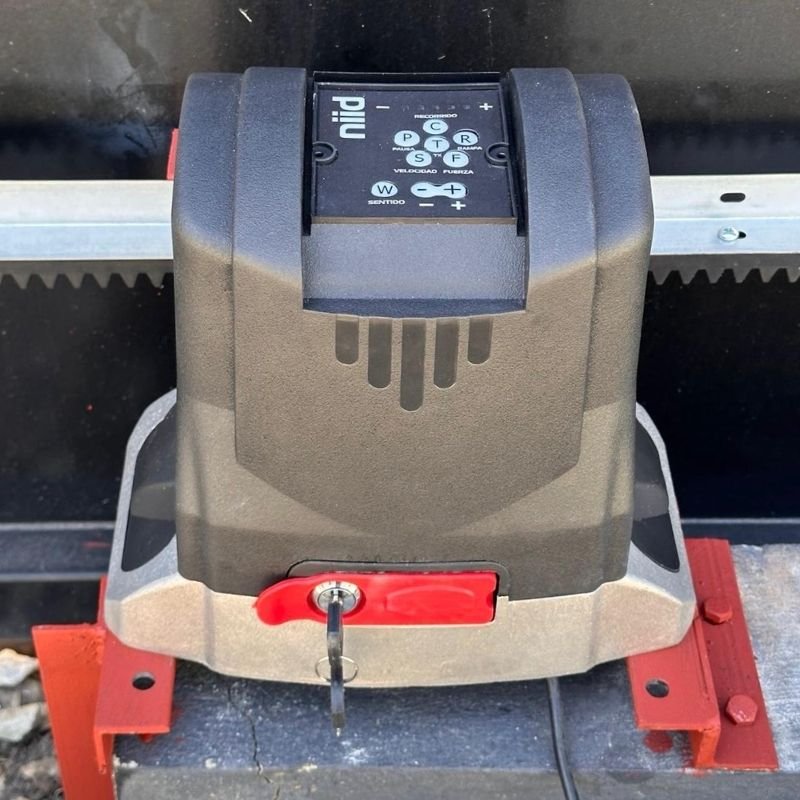 Automatización de portón corredizo con motor NID-SEC. Instalación de motor NID-SEC ultrarrápido para apertura y cierre en aproximadamente 5 segundos. Trabajo realizado por HERREELEC.